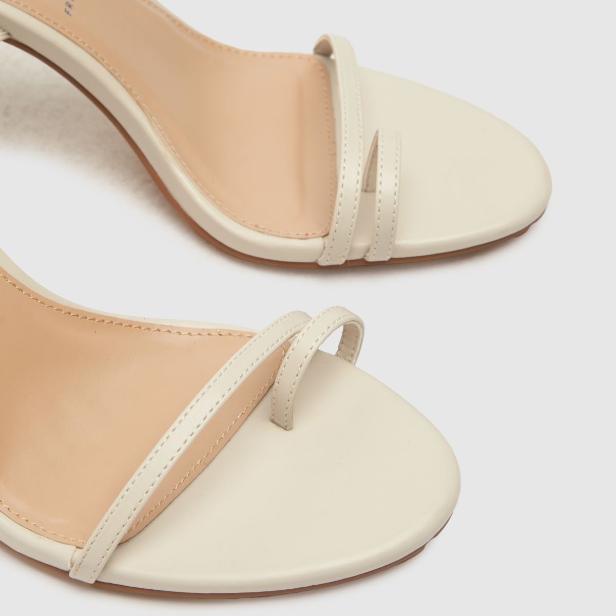 Schuh – Stasia – Höga klackar med tåöglor i off-white