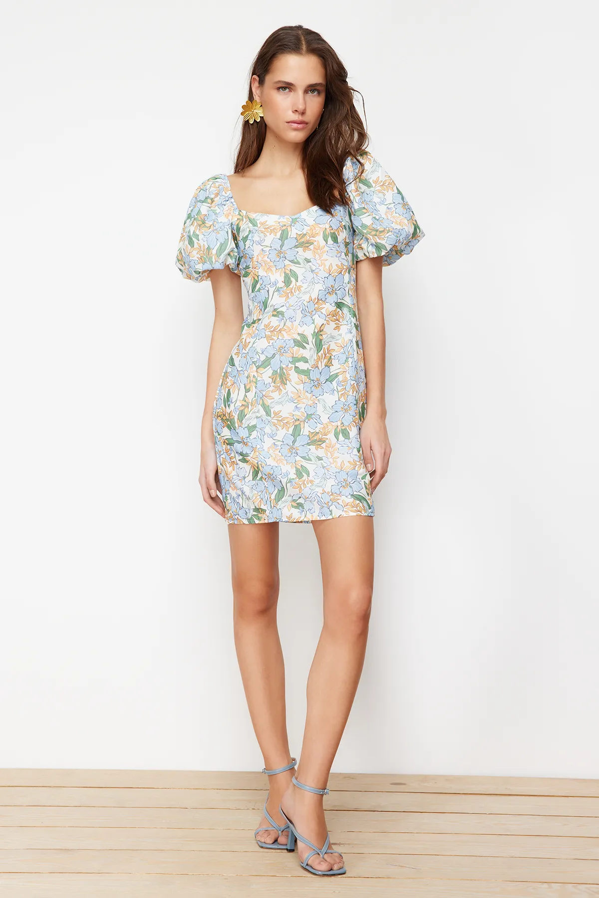 Trendyol Collection  Ecrufarbenes, florales A-Linien-Minikleid mit Ballonärmeln aus Webstoff TWOSS24EL00694
