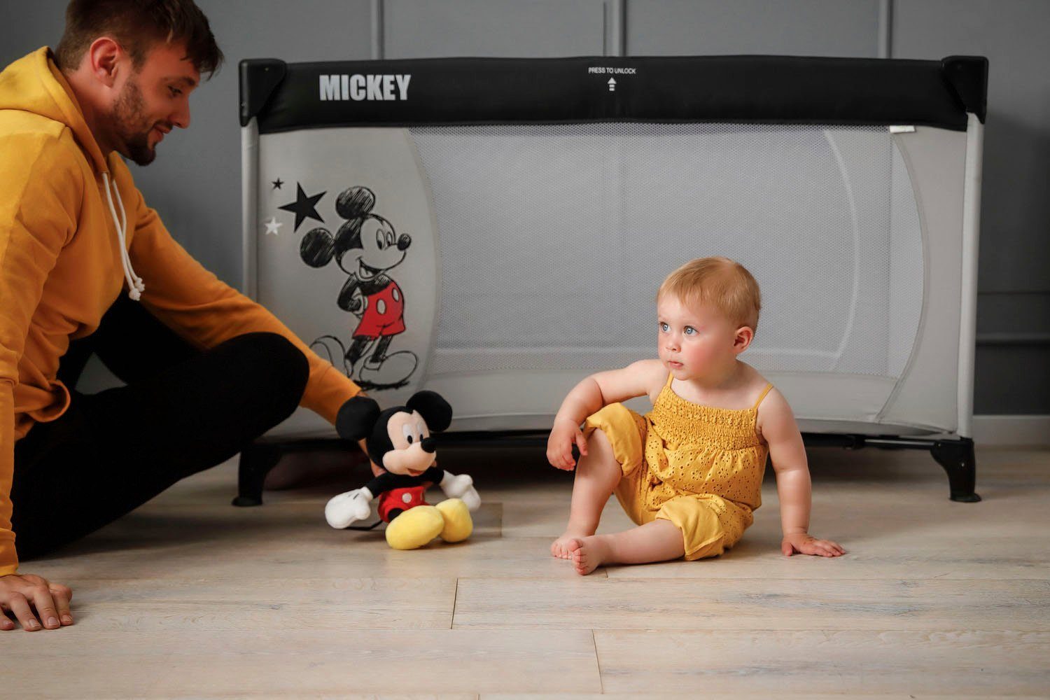 Hauck Baby-Reisebett Dream N Play - Mickey Stars, inkl. Transporttasche