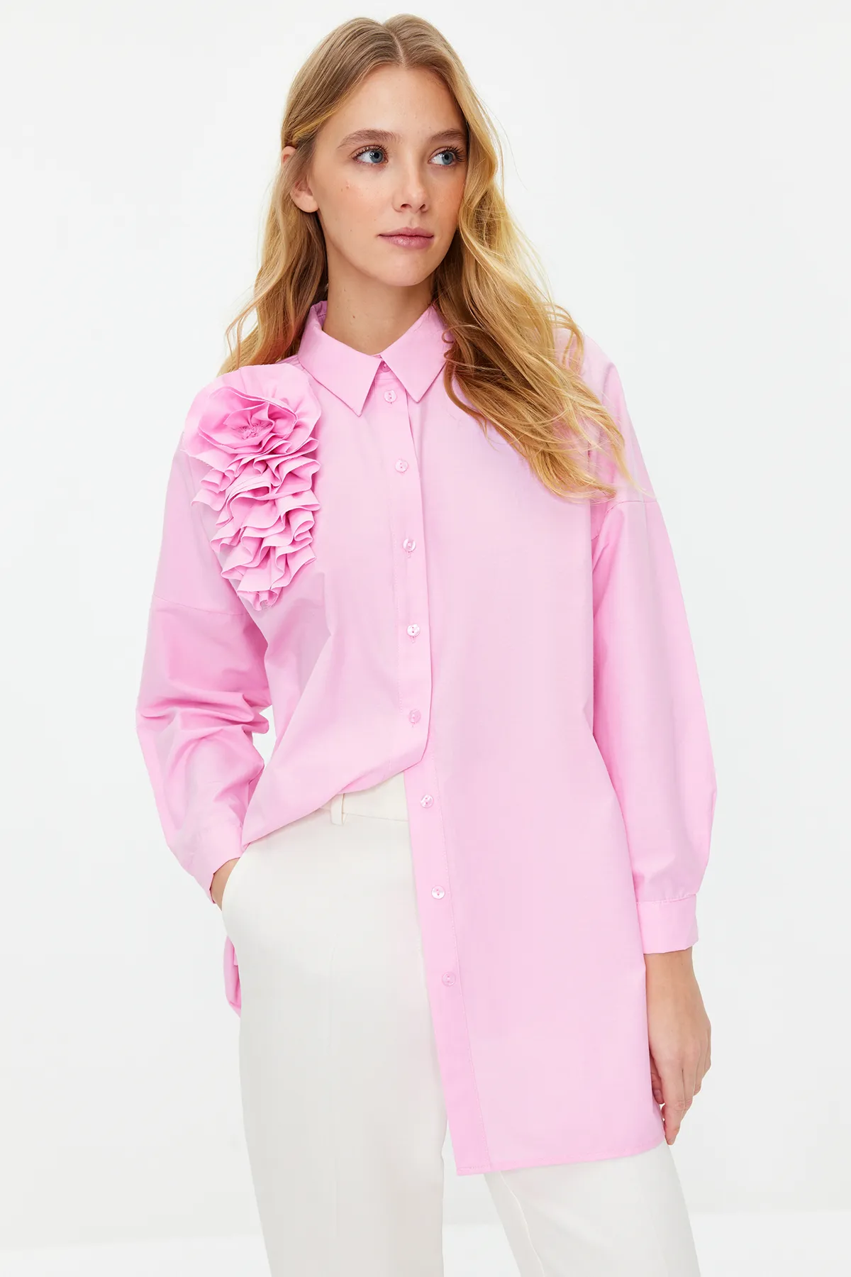 Trendyol Modest  Rosa Hemd aus gewebter Baumwolle mit Blumenapplikationen TCTSS24TG00030