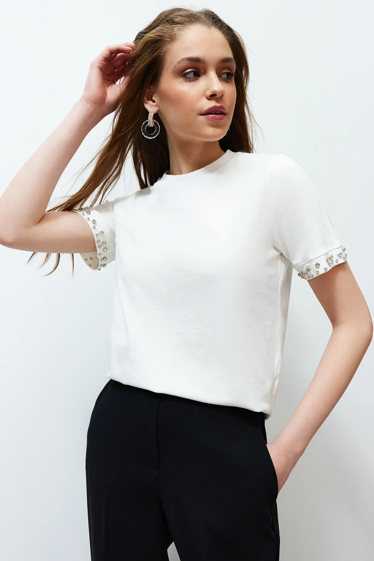 Trendyol Collection  White Stone Accessoire Detailliertes Strick-T-Shirt mit regelmäßigem Muster TWOSS24TS00070