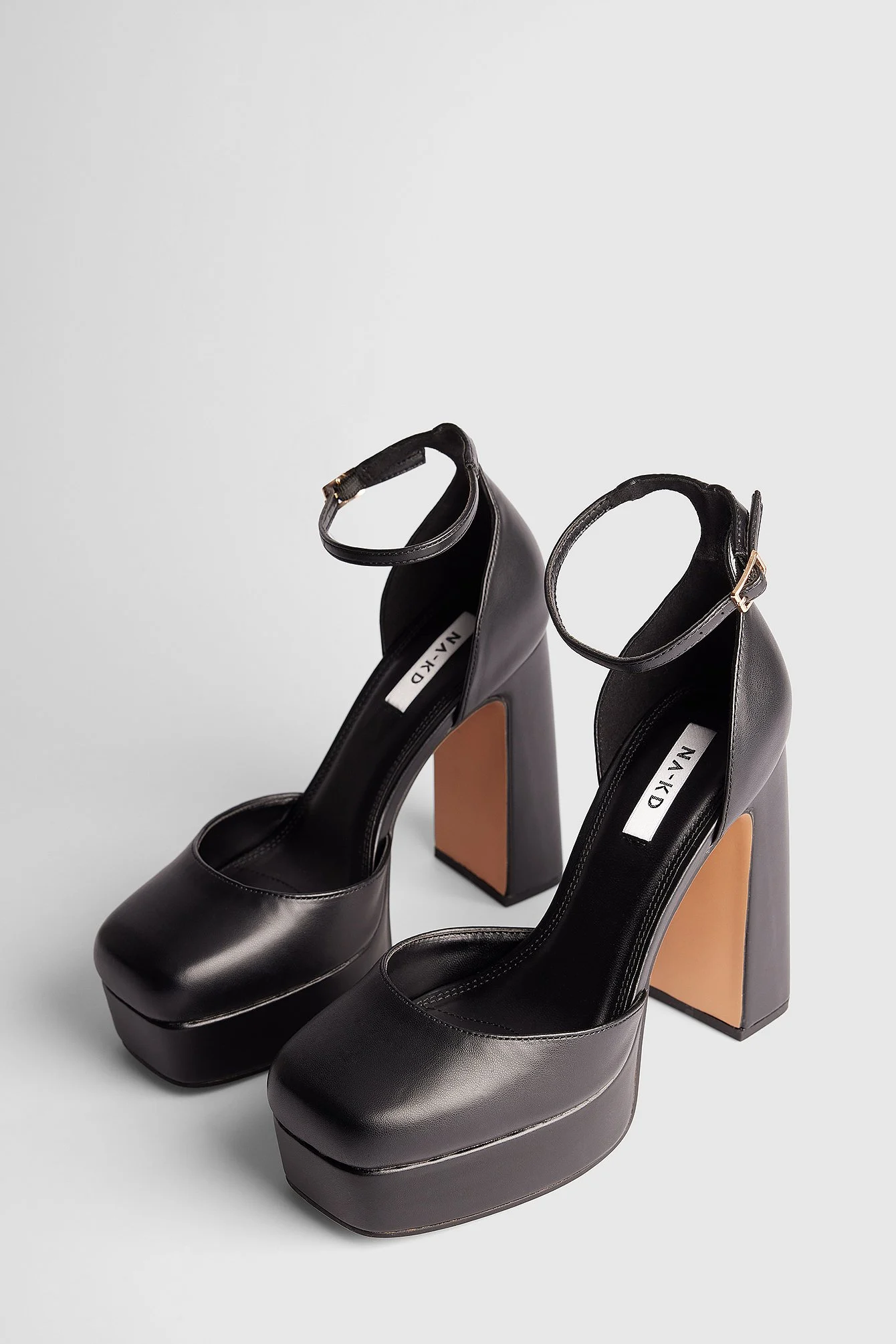 Plateau-Pumps mit Knöchelriemen