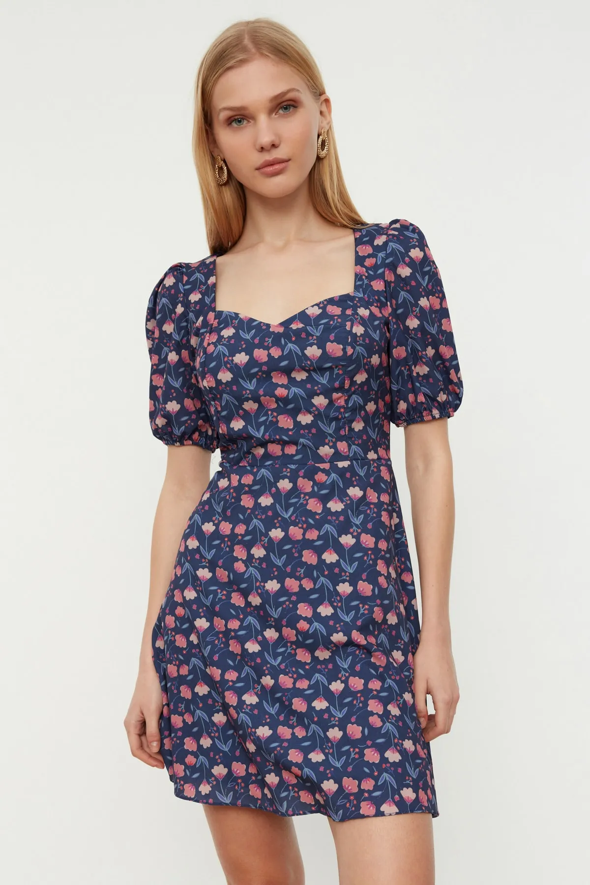 Trendyol Collection  Marineblaues, gewebtes A-Linien-Minikleid mit gefütterten Ballonärmeln und Blumendruck TWOSS20EL0899