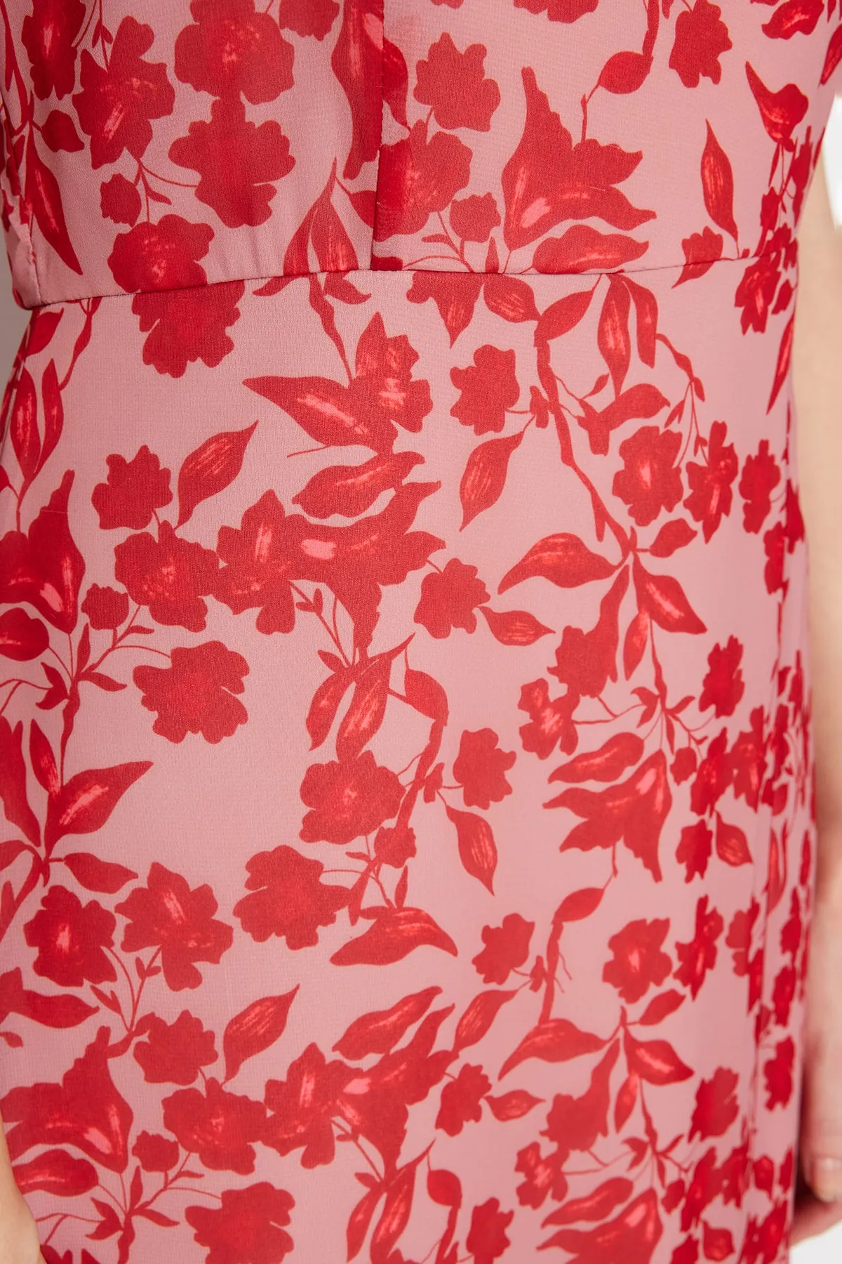 Trendyol Collection  Rotes gewebtes Midi-Kleid mit gefüttertem Blumenmuster TWOSS23EL01660