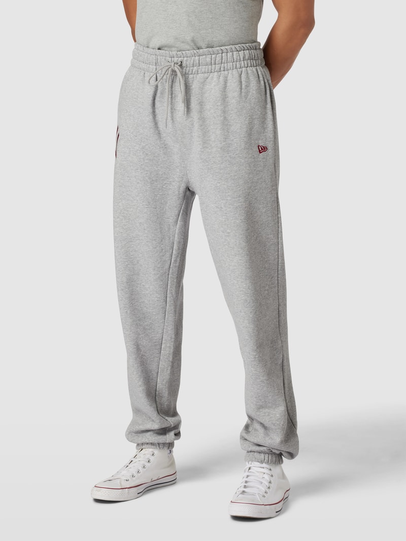 Sweatpants mit Motiv-Stitching Modell 'LEAGUE' in hellgrau meliert