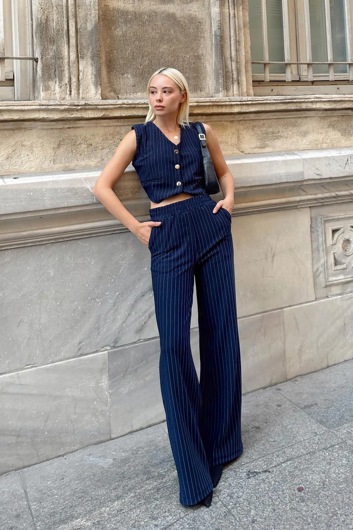 Swist  Marineblaues Norma-Set mit gestreifter Weste und Hose für Damen
