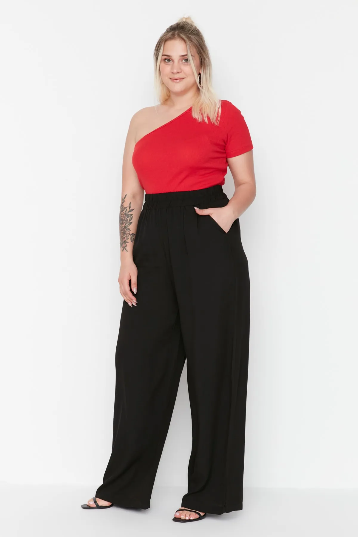 Trendyol Curve  Schwarze Hose aus gewebter Viskose TBBSS22PL00013