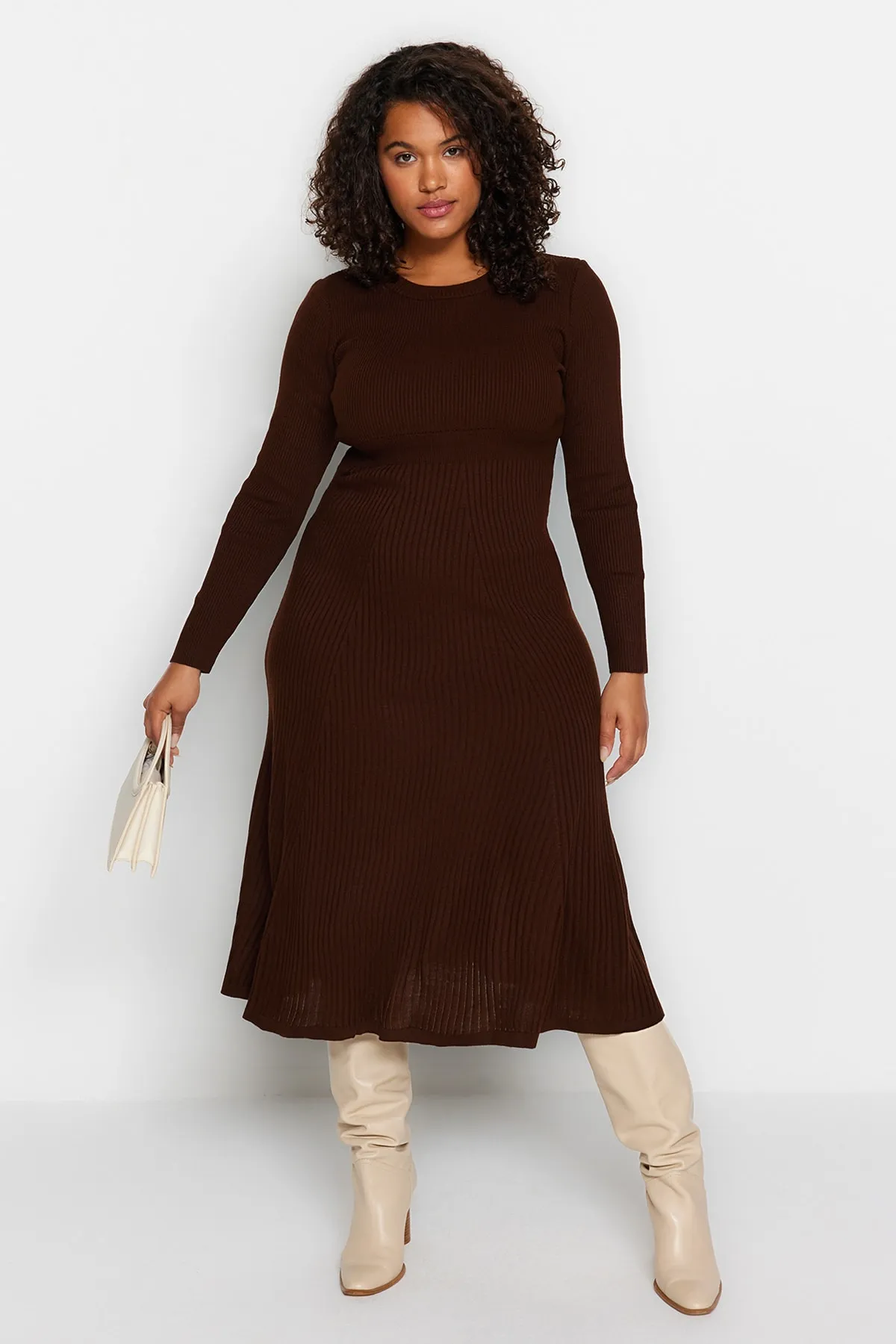 Trendyol Curve  Braunes Midi-Strickkleid mit Rundhalsausschnitt TBBAW24AH00021