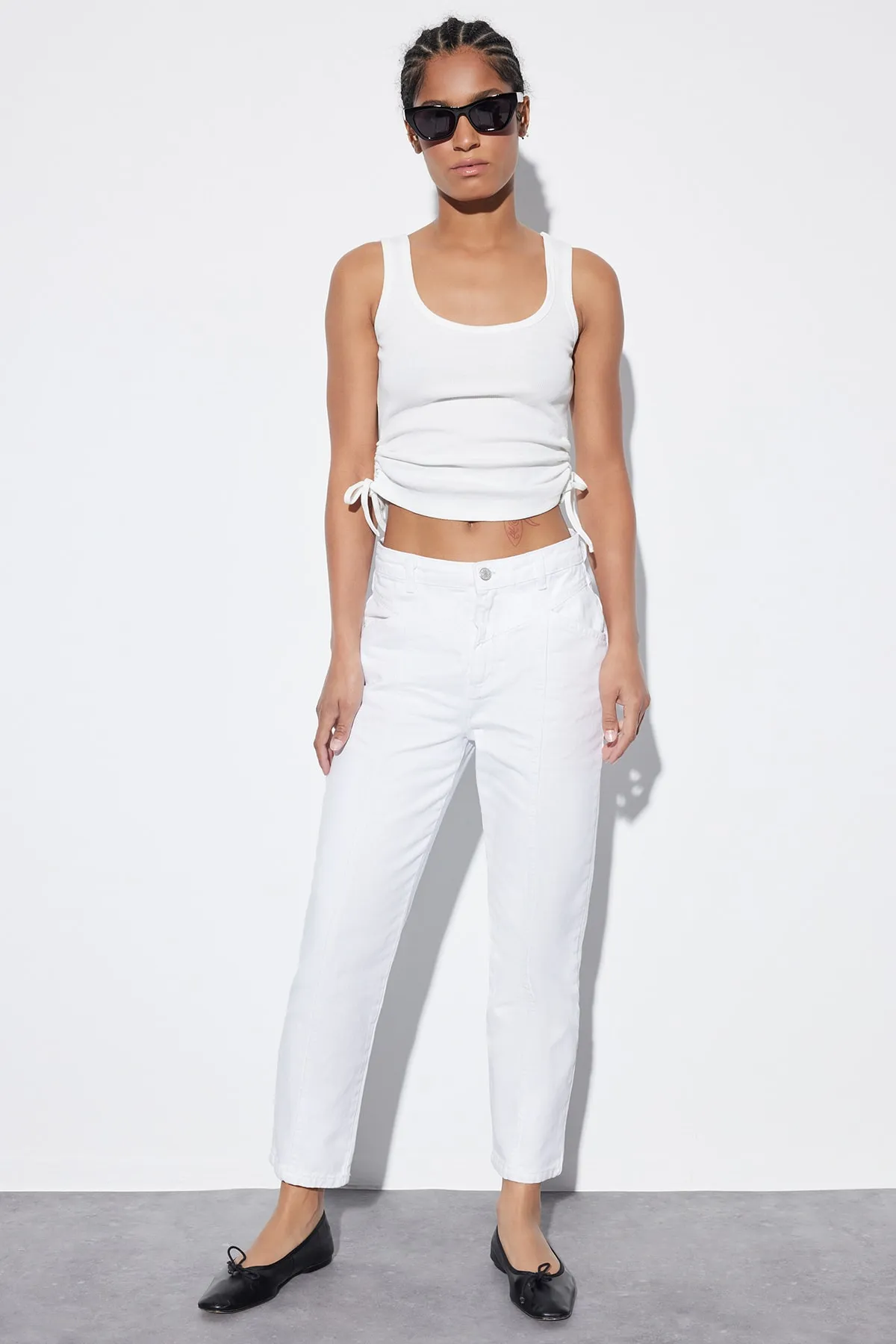 Trendyol Collection  Weiße High Waist Straight Jeans mit Taillendetail TWOSS20JE0425