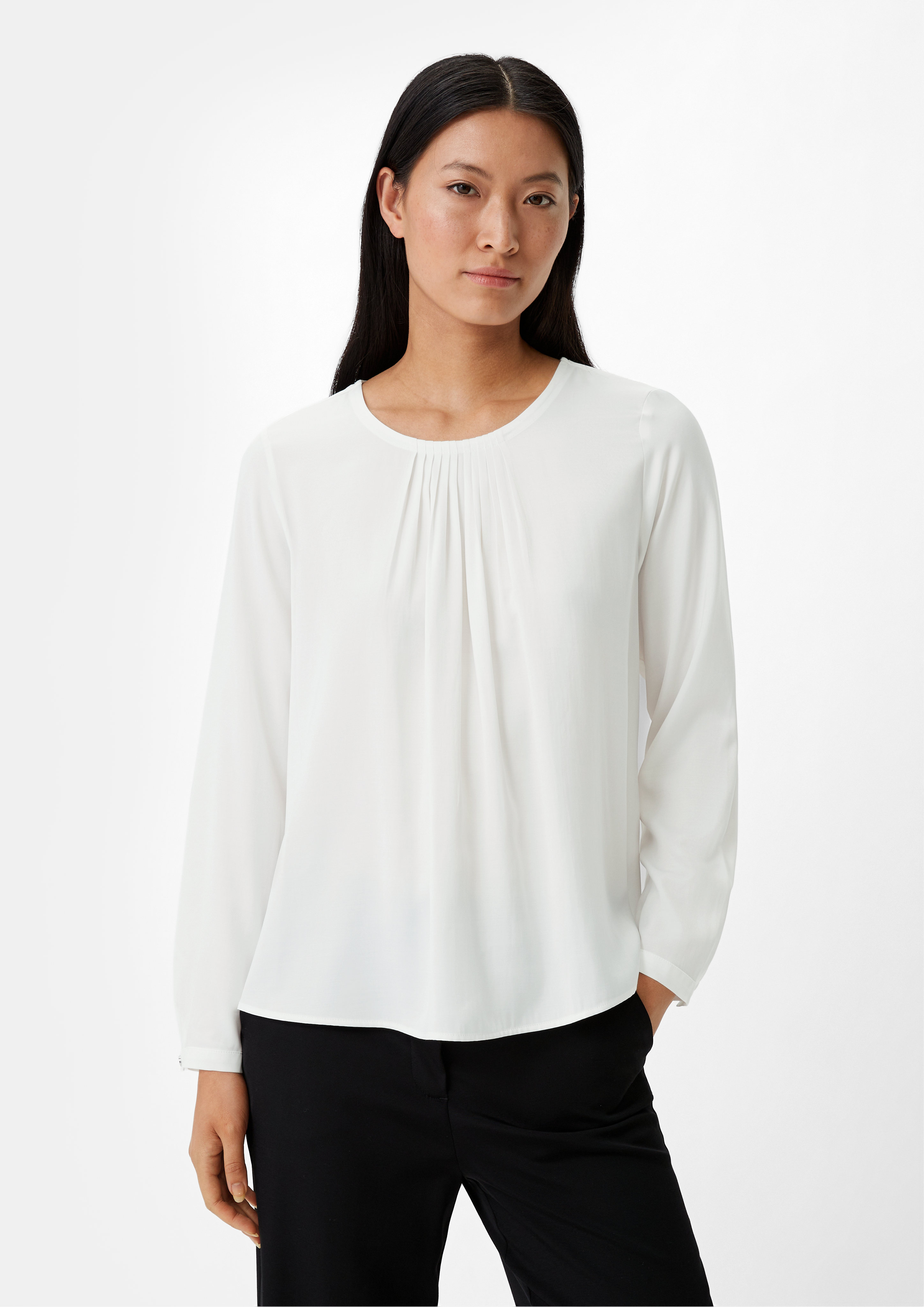 Satinbluse mit Plisseefalten - weiß