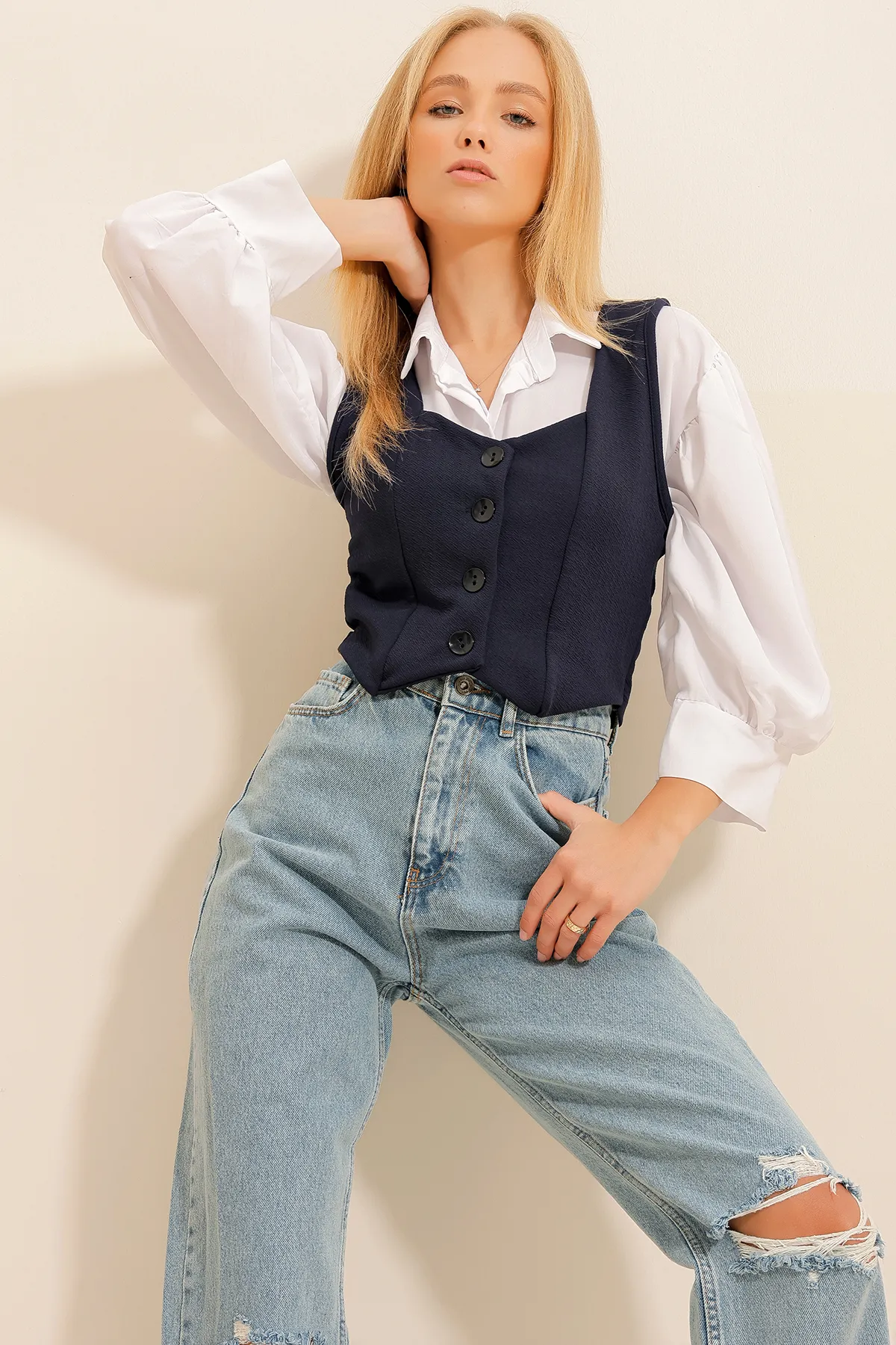 Trend Alaçatı Stili  Marineblaue, geknöpfte Crop-Weste mit Herzkragen für Damen ALC-X11053
