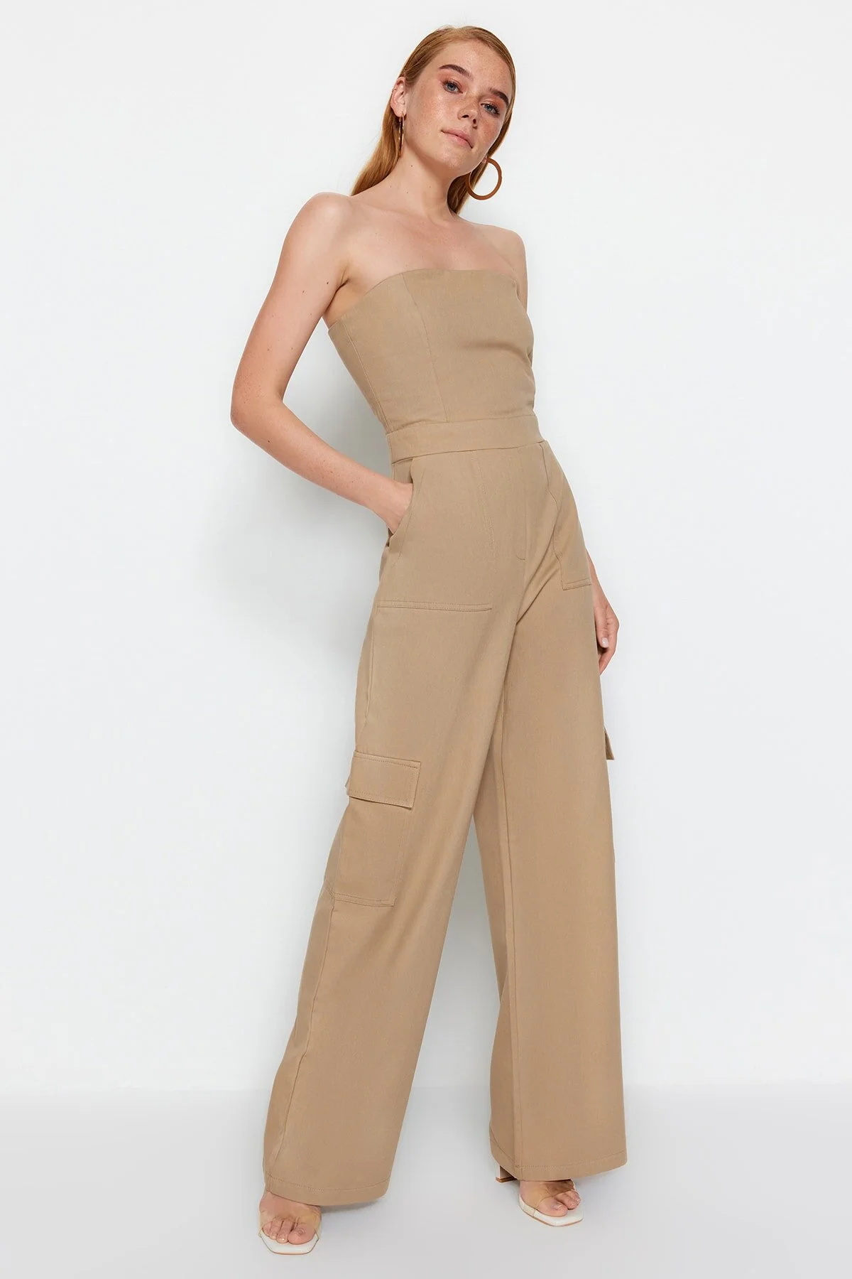 Trendyol Collection  Kamelfarbener, gewebter Jumpsuit mit trägerlosem Kragen und Cargotasche TWOSS23TU00192