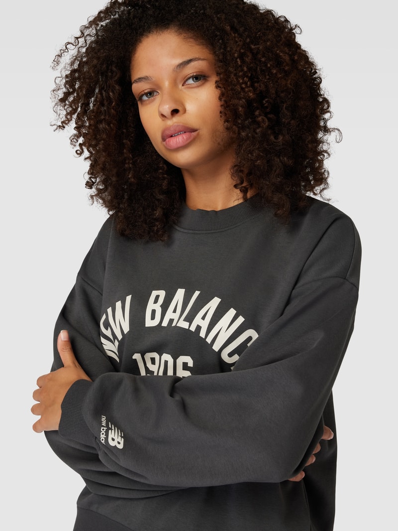 Sweatshirt mit Label-Print in schwarz