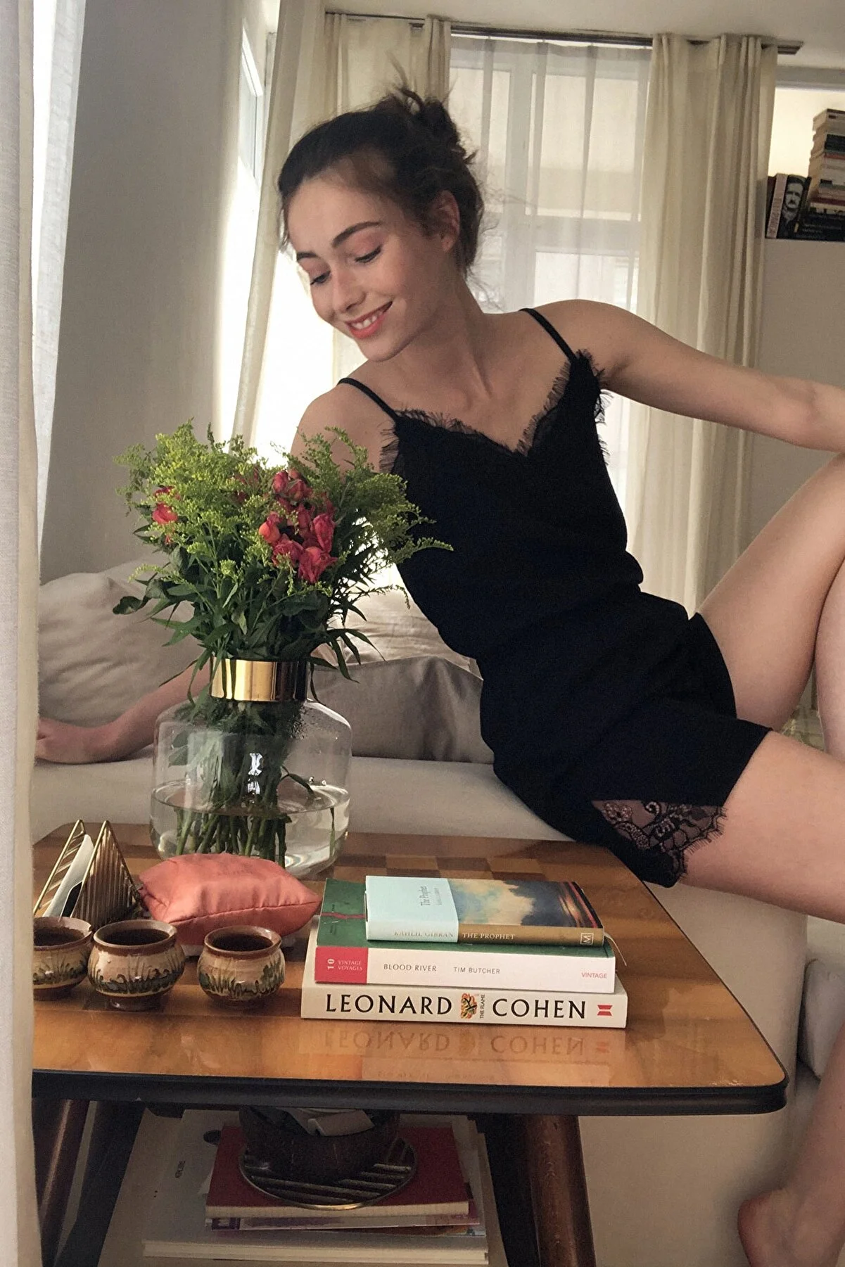Trendyol Collection  Schwarzes Pyjama-Set aus Viskosegewebe mit gerüschten Seilträgern THMSS20PT0290
