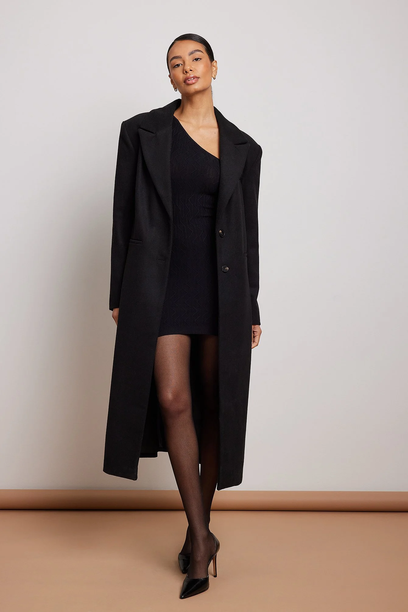 Einarmiges Minikleid