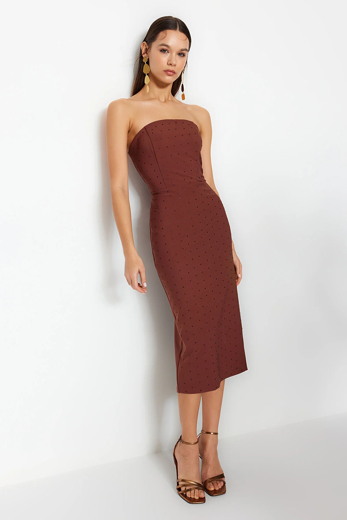 Trendyol Collection  Braunes, figurbetontes, gefüttertes, gewebtes, glänzendes Stein-Elegantes Abendkleid TPRSS23EL00476