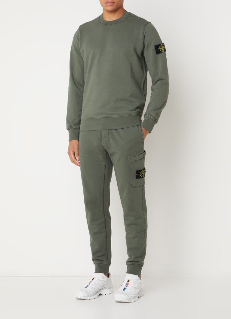Pantaloni scurți sport Stone Island 64551, mulați, cu buzunare laterale și logo.