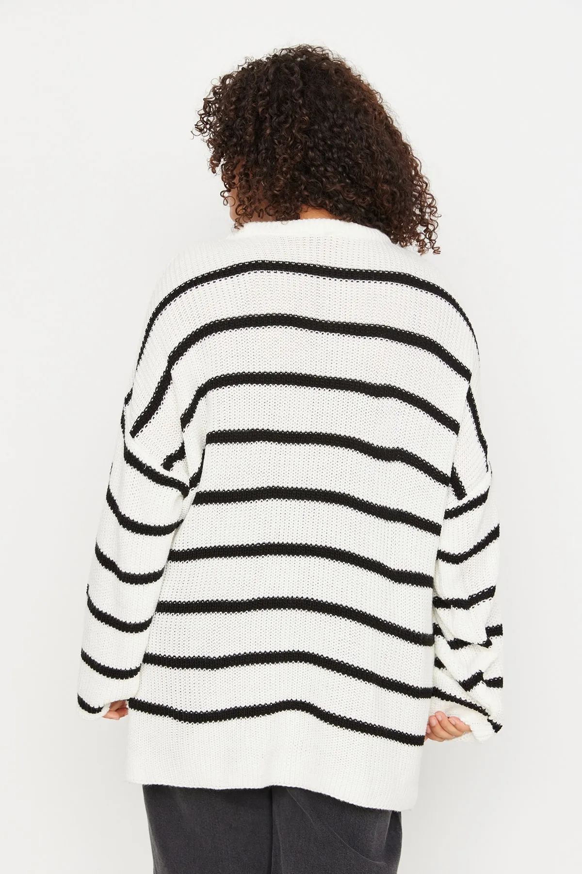 Trendyol Curve  Ecru gestreifter Strickpullover mit niedriger Schulterpartie