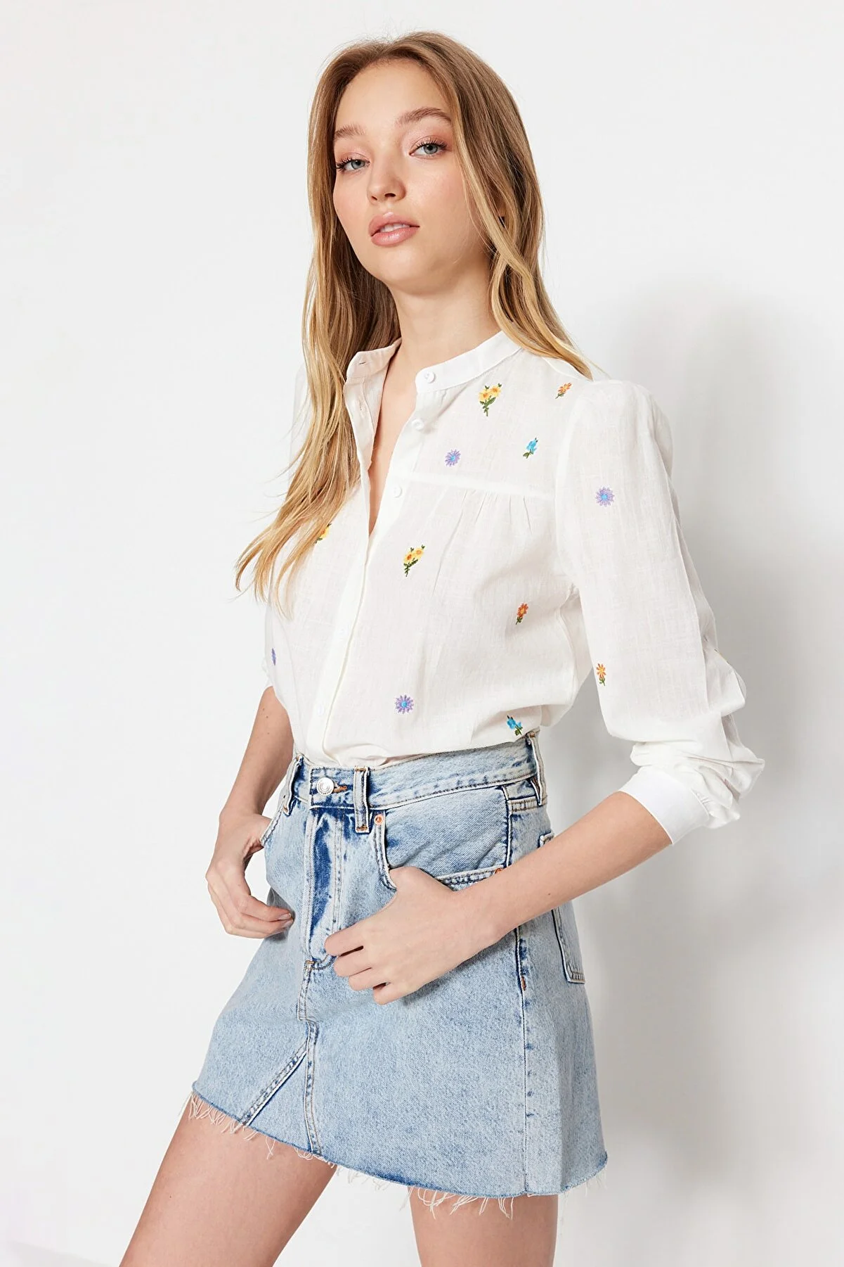 Trendyol Collection  Ecru Bestickt - Regular Fit Gewebtes Hemd TWOSS23GO00152