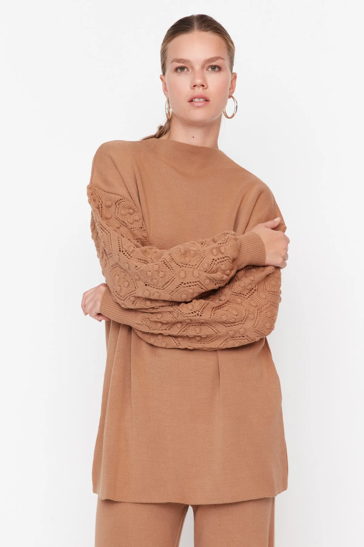Trendyol Modest  Beiges durchbrochenes Strickpullover-Hosen-Strickwarenset mit Ärmeln TCTAW23US00087