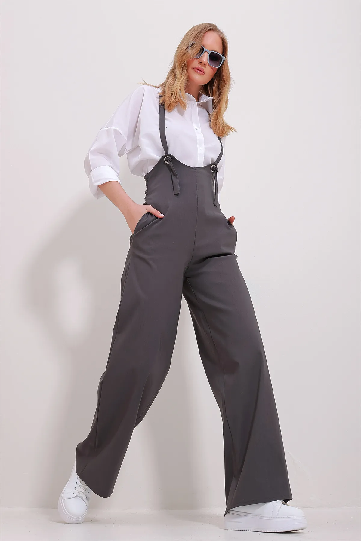 Trend Alaçatı Stili  Anthrazitfarbener Lycra-Overall mit zwei Taschen und Riemchen für Damen ALC-X11539
