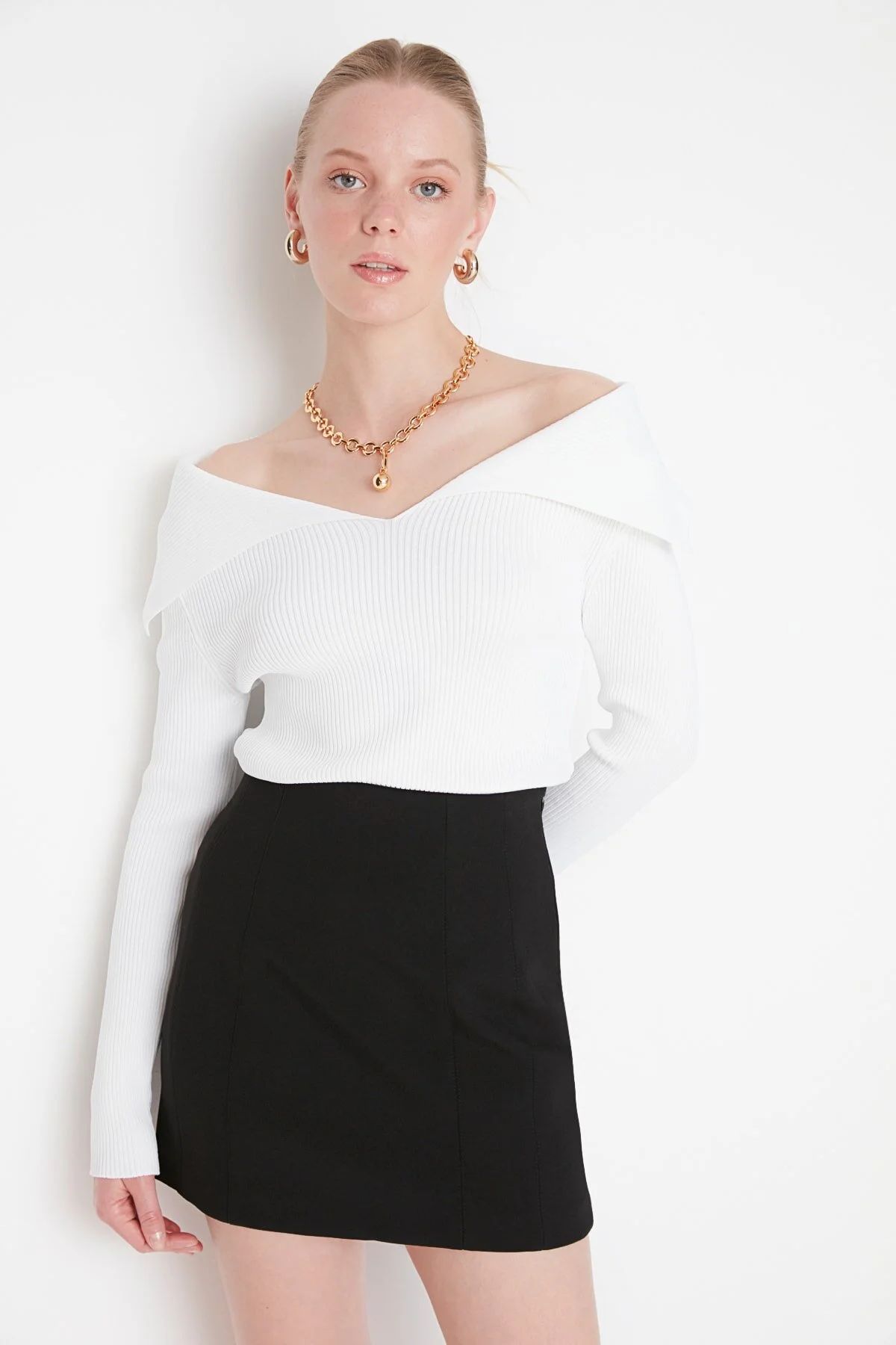 Trendyol Collection  Ecrufarbener Strickpullover mit Kragendetail TWOAW22KZ0993