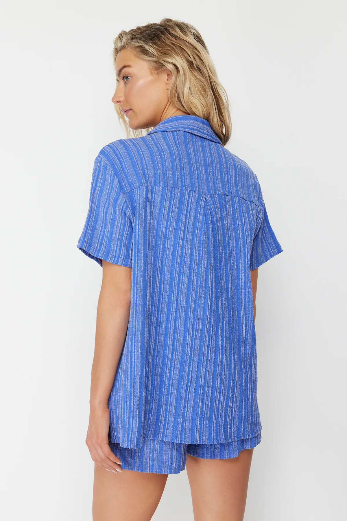 Trendyol Collection  Marineblaues Set aus Hemd und Shorts aus gewebtem Leinengemisch TBESS23AU00054