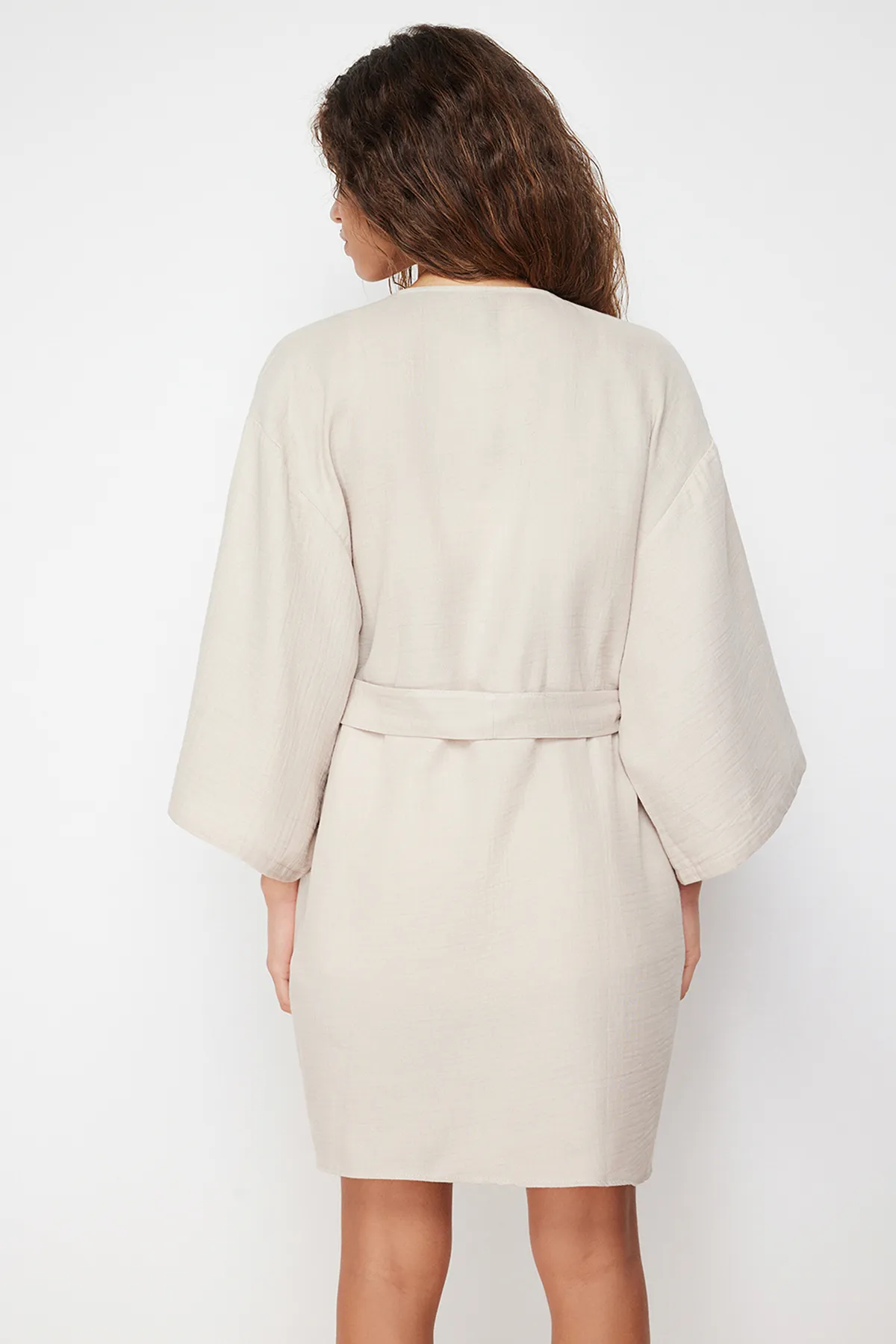 Trendyol Collection  Hochwertiger, beigefarbener Morgenmantel aus 100 % gewebtem Baumwollmusselin mit Gürtel THMSS24SB00000