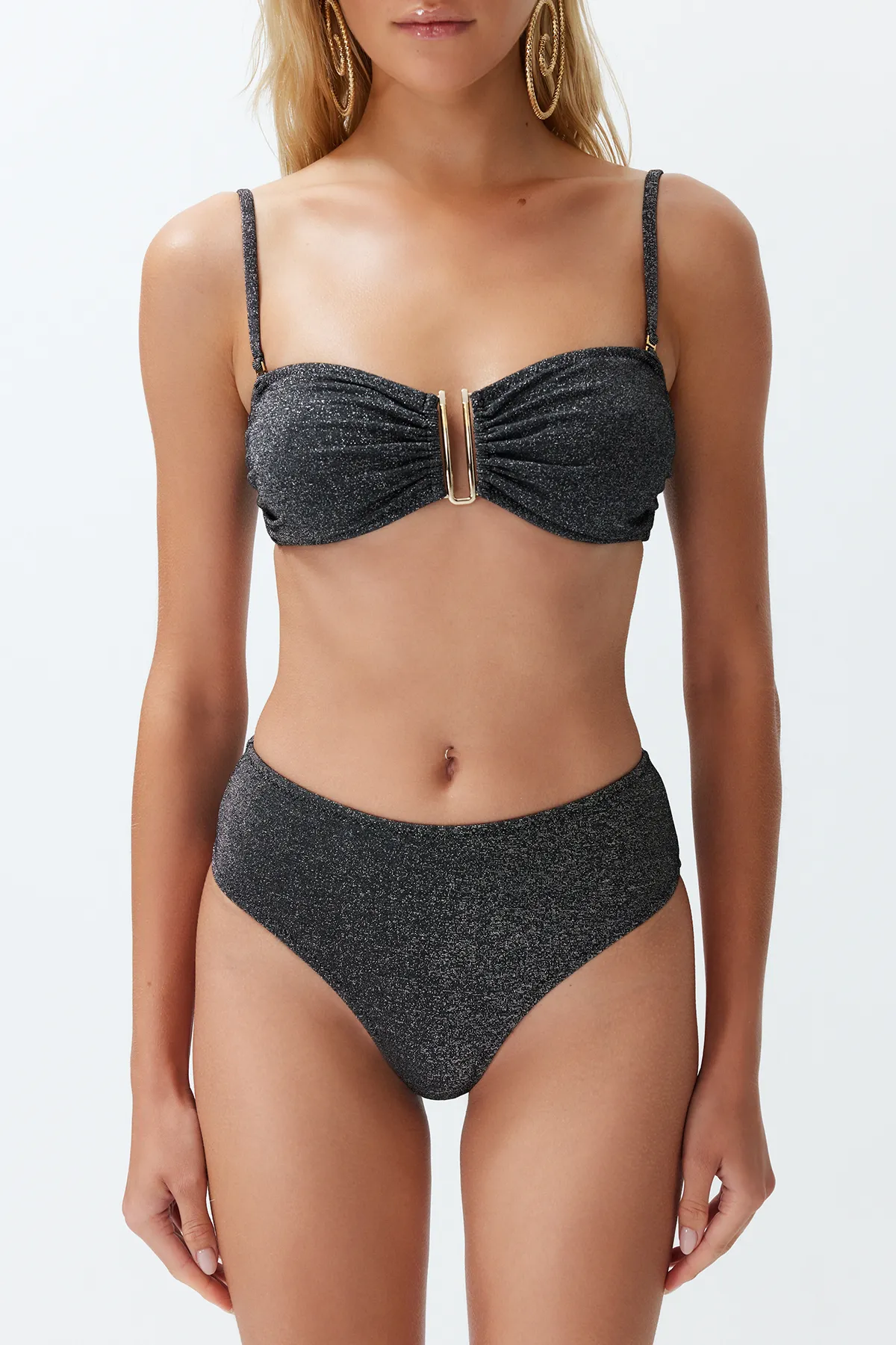 Trendyol Collection  Schwarzes trägerloses Accessoire Glitzer-Bikini-Set mit hoher Taille und hohem Beinausschnitt TBESS24BT00054