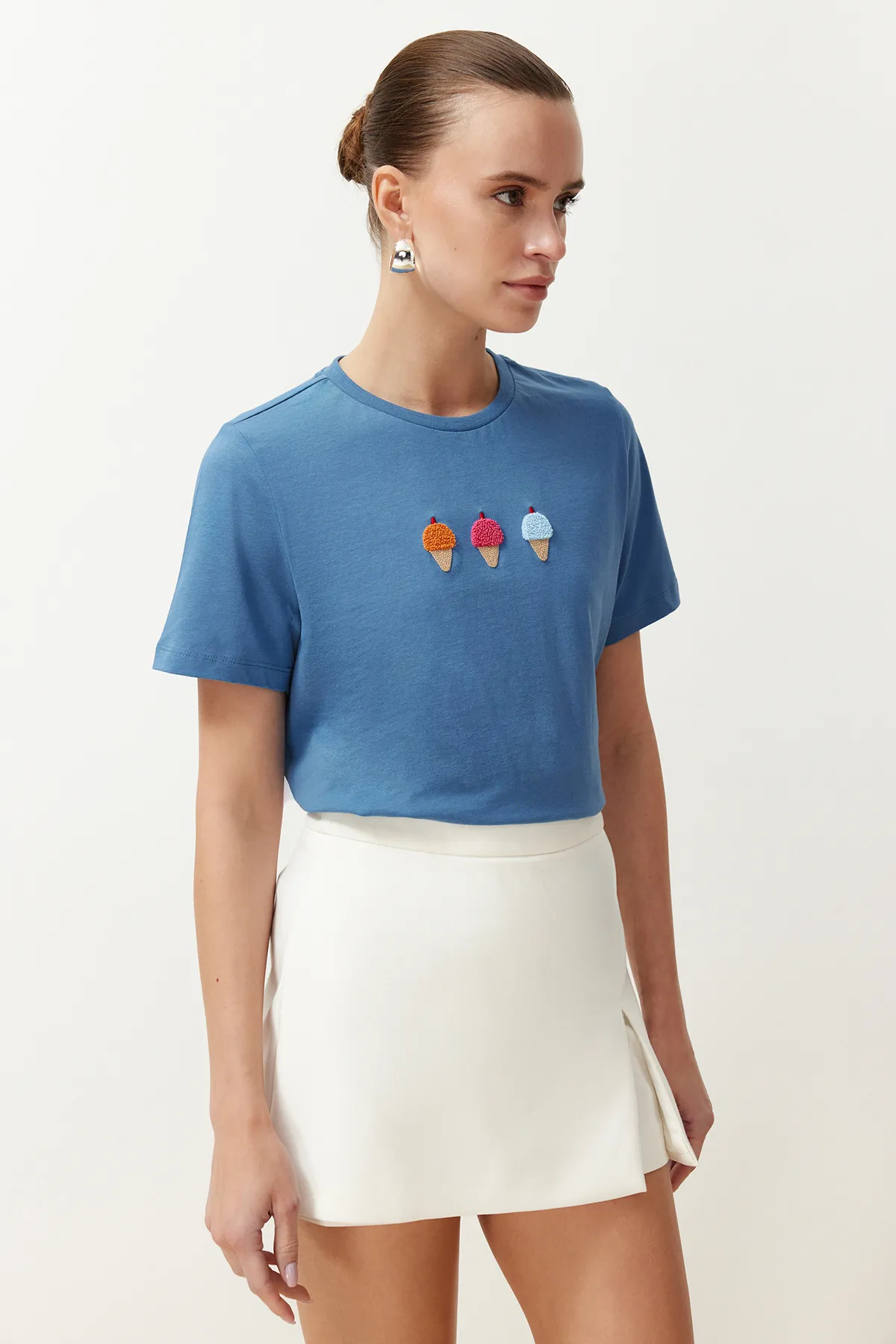 Trendyol Collection  Indigofarbenes Strick-T-Shirt aus 100 % Baumwolle mit normaler Passform und Rundhalsausschnitt, bestickt, TWOSS24TS00207