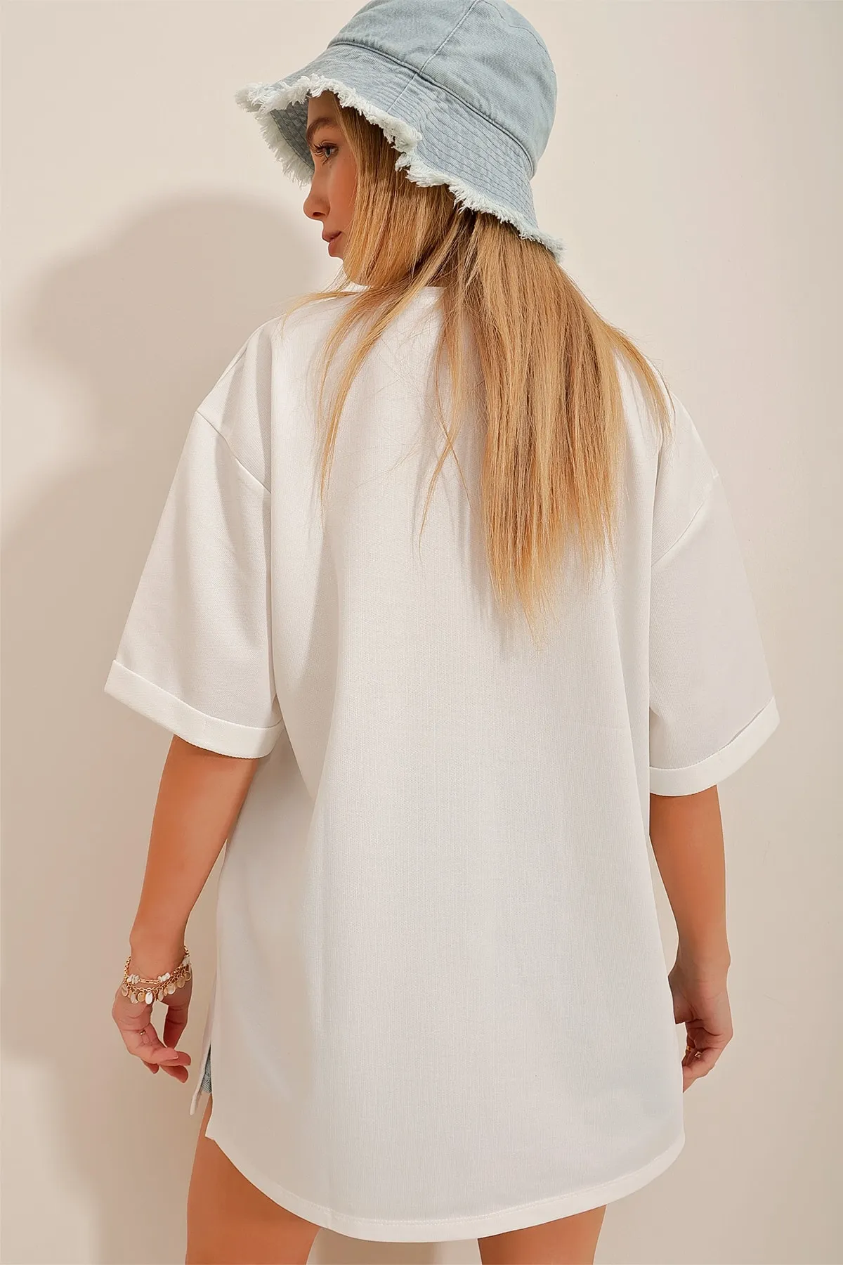 Trend Alaçatı Stili  Weißes Damen-T-Shirt mit Rundhalsausschnitt, doppelten Ärmeln, zwei Fäden und Seitenschlitzen in Übergröße ALC-X7871