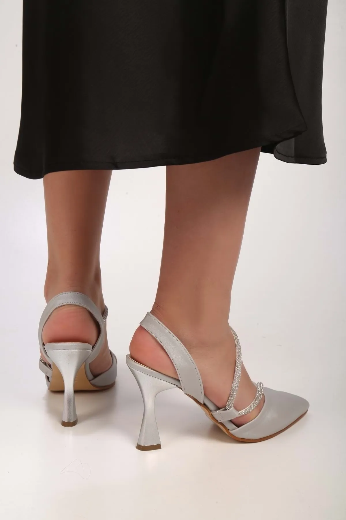 Shoeberry  Damen-Schuhe mit Absatz aus Silvy-Satin-Stein in Silber