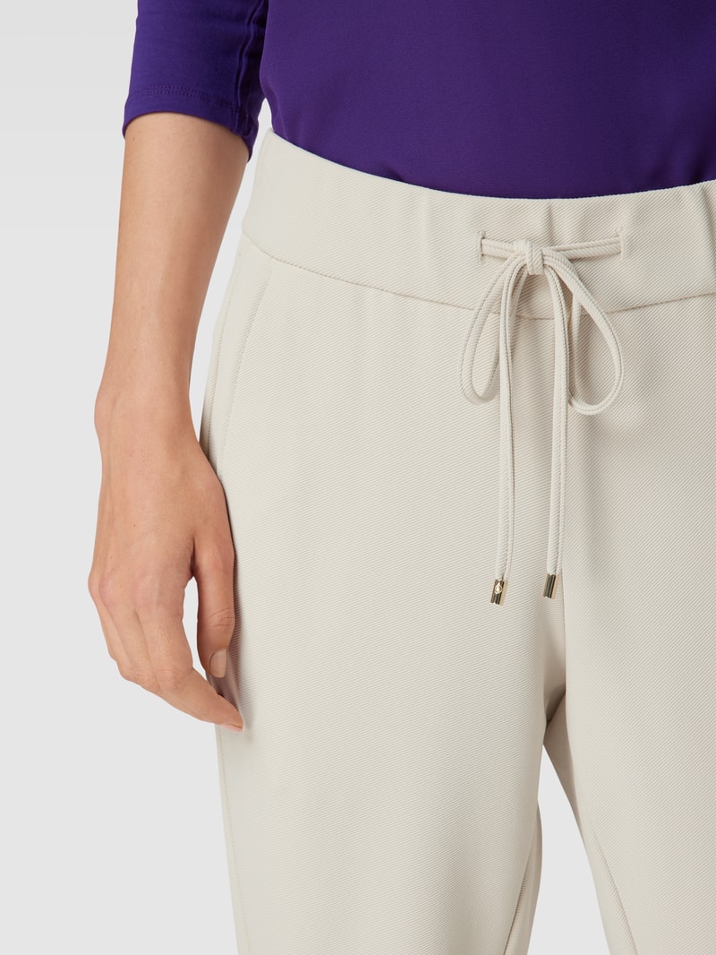 Verkürzte Jogpants mit elastischem Bund Modell 'CARY' in offwhite
