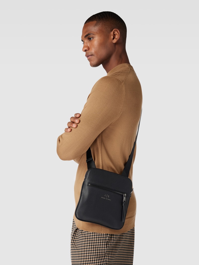 Crossbody Bag in unifarbenem Design mit Label-Detail in schwarz
