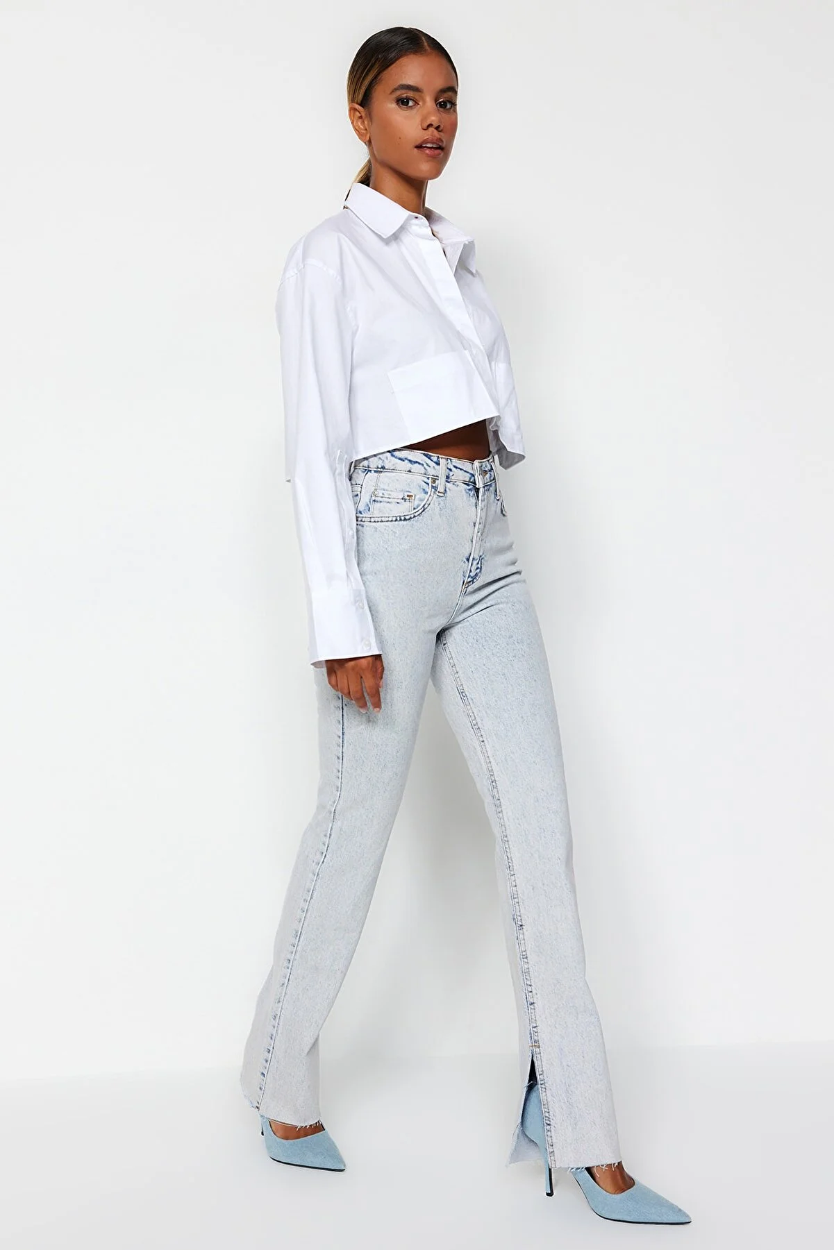 Trendyol Collection  Blaue Schlagjeans mit Schlitz und hoher Taille TWOAW22JE0382