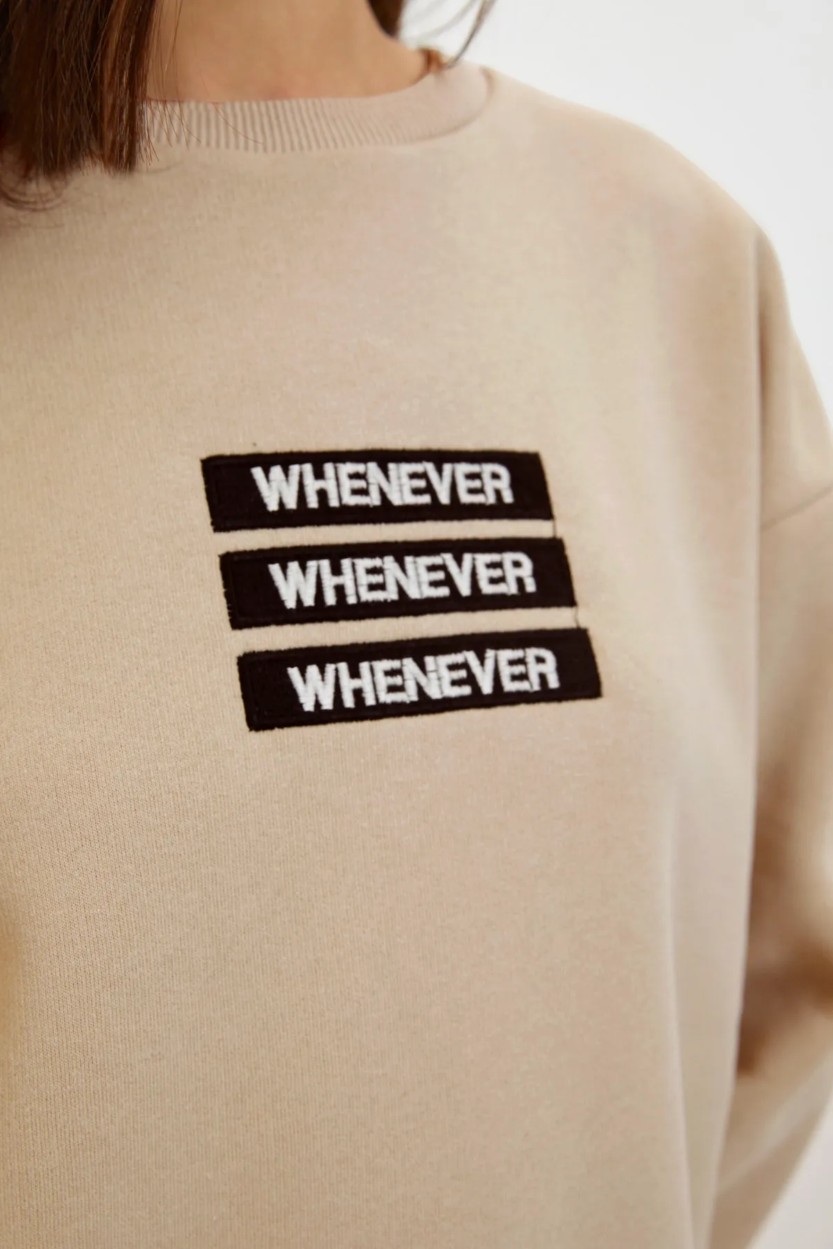 Trendyol Collection  Beiges, dickes Fleece-Sweatshirt mit aufgesticktem Slogan, Rundhalsausschnitt, entspannter/bequemer Passform, TWOAW22SW1464