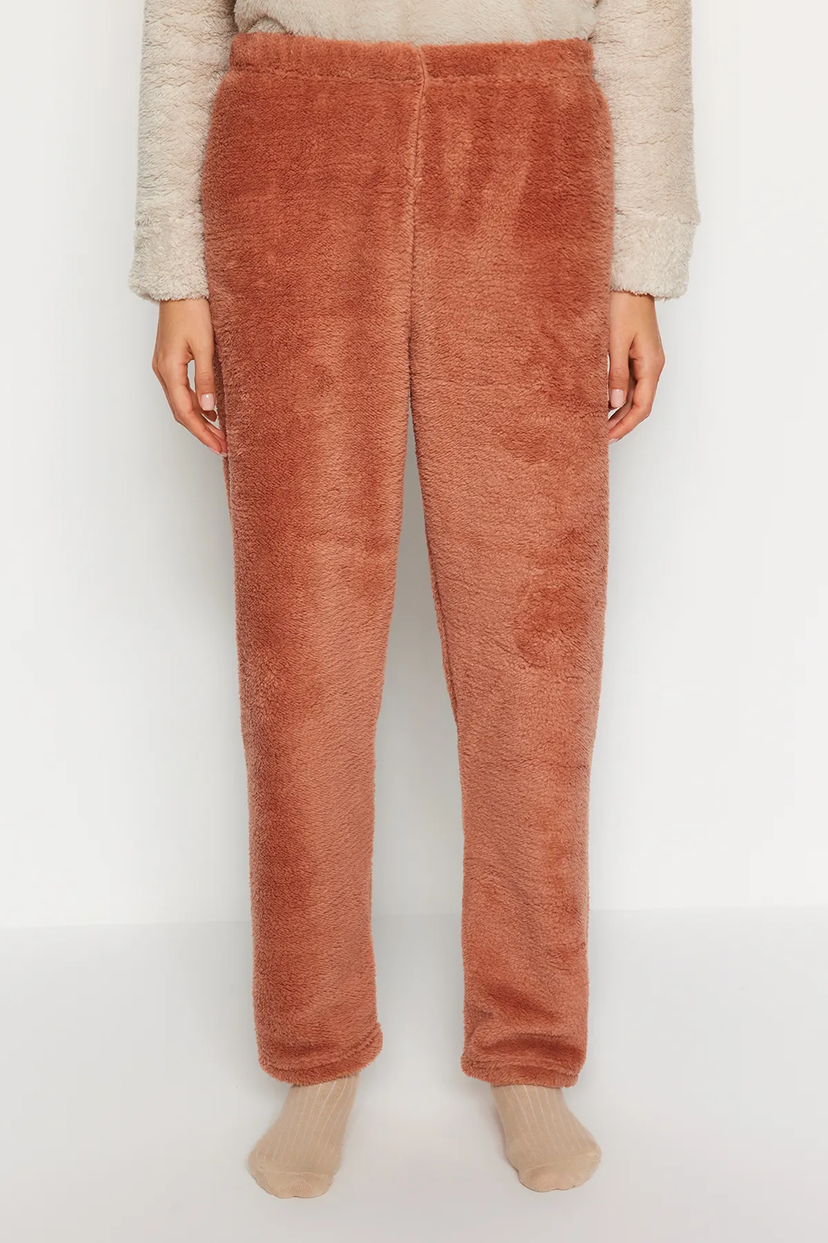 Trendyol Collection  Ecrufarbenes Wellsoft-Pyjama-Set aus T-Shirt und Hose mit Teddybär-Motiv THMAW24PT00188