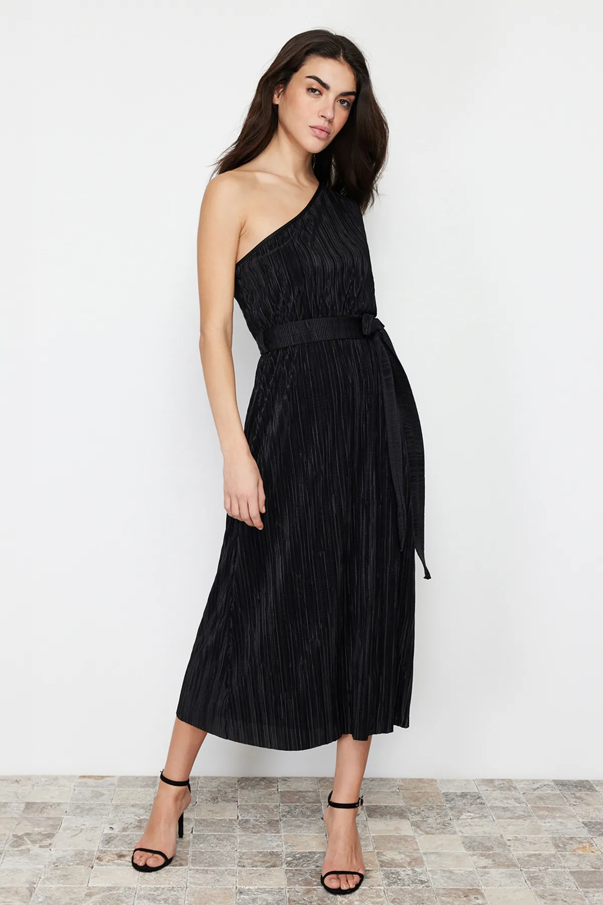 Trendyol Collection  Schwarzes Midi-Bleistiftkleid aus dehnbarem Strick mit Gürtel und einem Ärmel TWOSS24EL00425