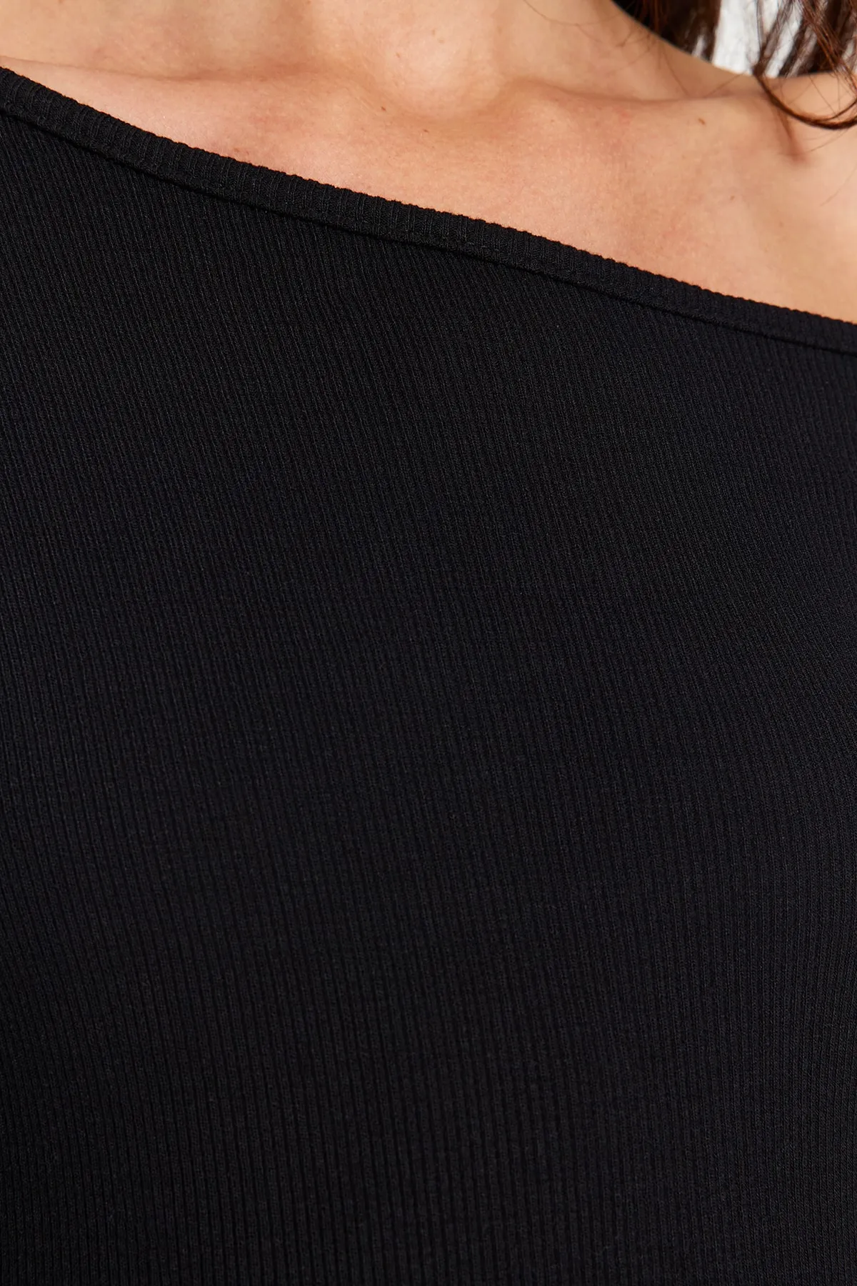Trendyol Collection  Schwarzes, geripptes, schulterfreies, tailliertes/tailliertes Midi-Bleistiftkleid aus flexiblem Strick TWOAW24EL00201