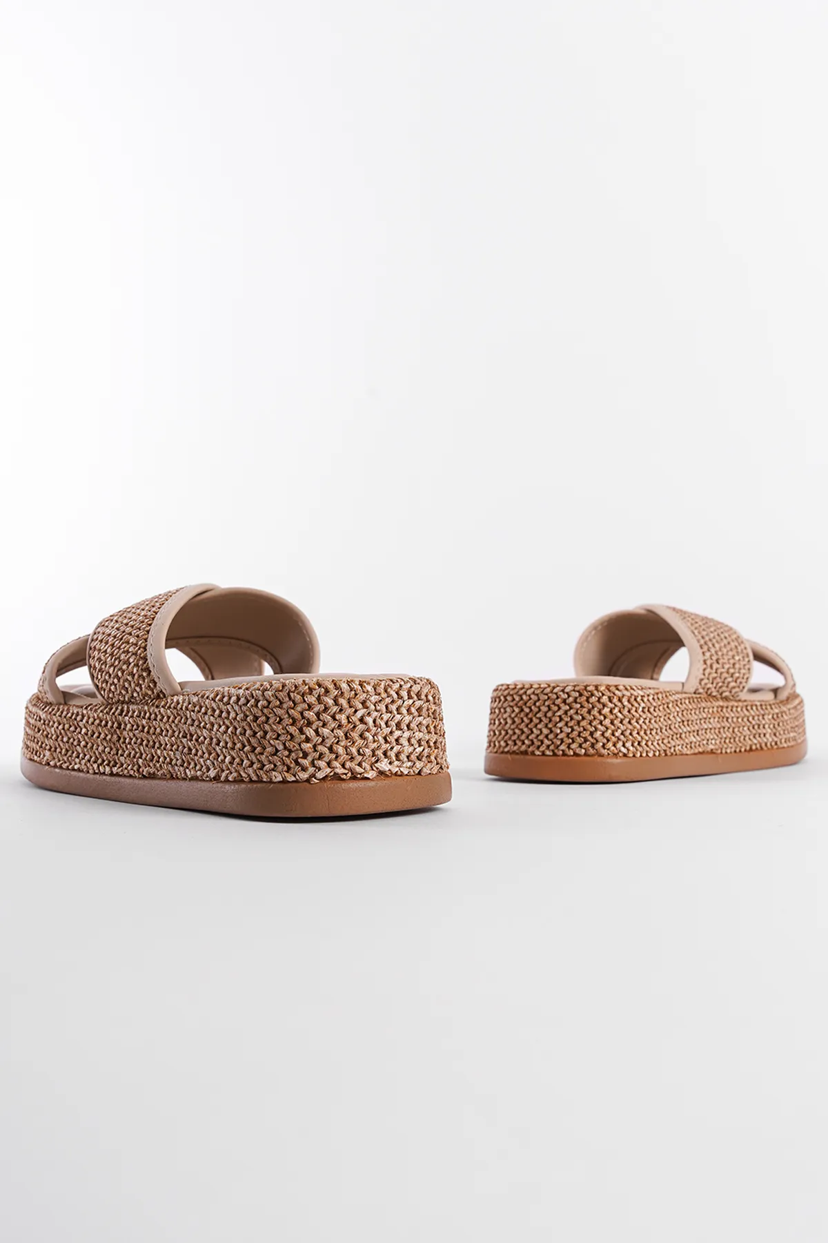 Capone Outfitters  Flache Damen-Sandalen aus Stroh mit Kreuzriemen und Absatz