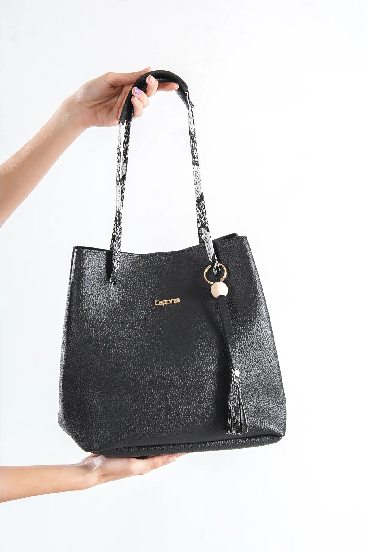 Capone Outfitters  Capone Merida Schwarze Damen-Umhängetasche