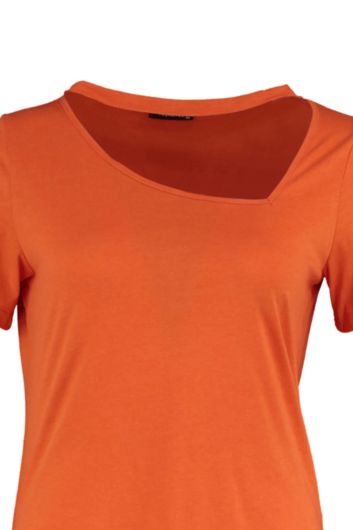 Trendyol Curve  Gestricktes T-Shirt mit orangefarbenem Fenster/Cut-Out-Detail TBSSS22BF00001