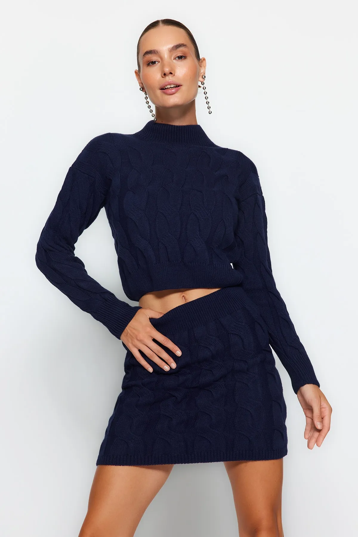 Trendyol Collection  Marineblaues, kurzes Strickoberteil und -unterteil mit Stehkragen, Set TWOAW24AU00049