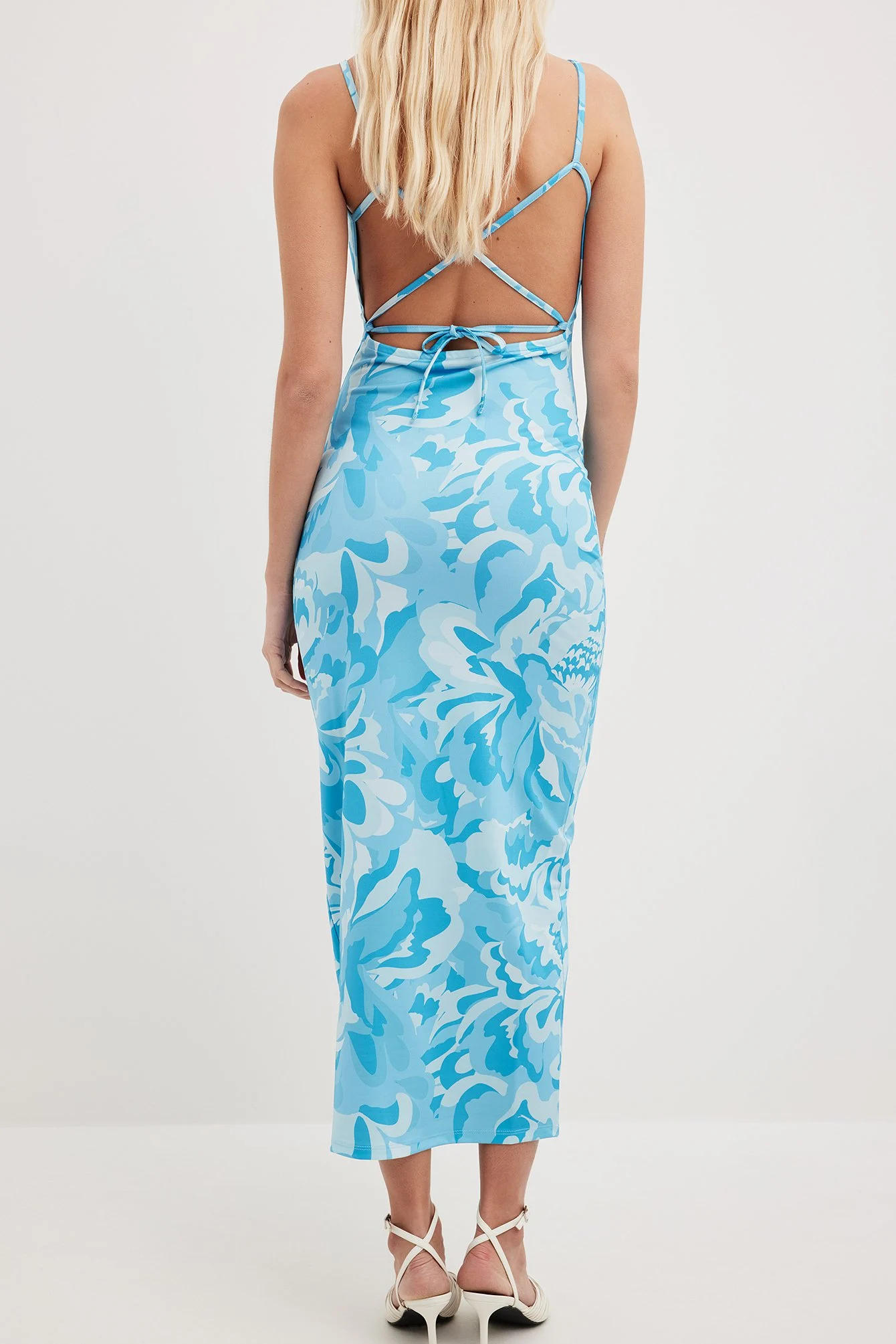 Maxikleid mit Wasserfallausschnitt