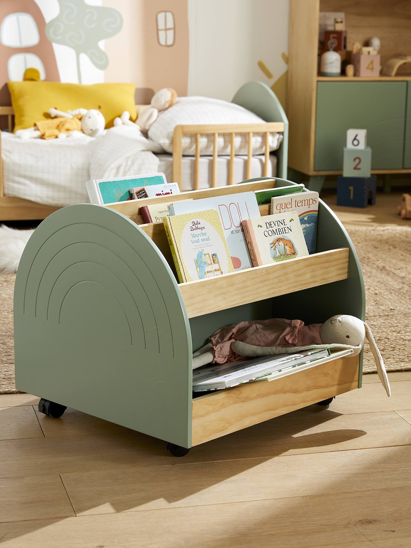 Vertbaudet Kinderzimmer Bücherregal auf Rollen REGENBOGEN - salbeigrün