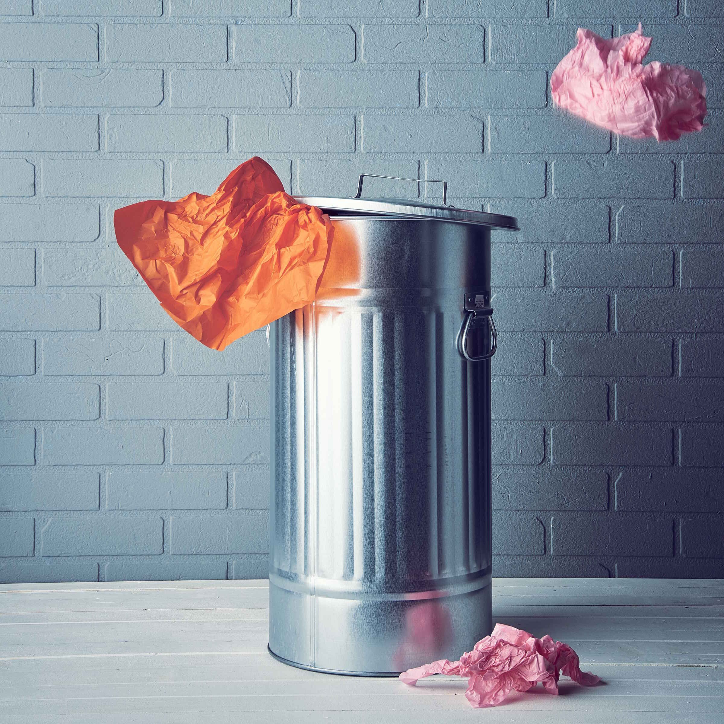 BUTLERS Mülleimer ZINC Mülltonne 'Oskar' 40l, mit Tragegriffen und abnehmbarem Deckel - Metalltonne aus Zink, Füllmenge: 46 Liter - Abfalleimer, Wäschetonne, Futtertonne, Papierkorb, Abfalltonne, Tonne