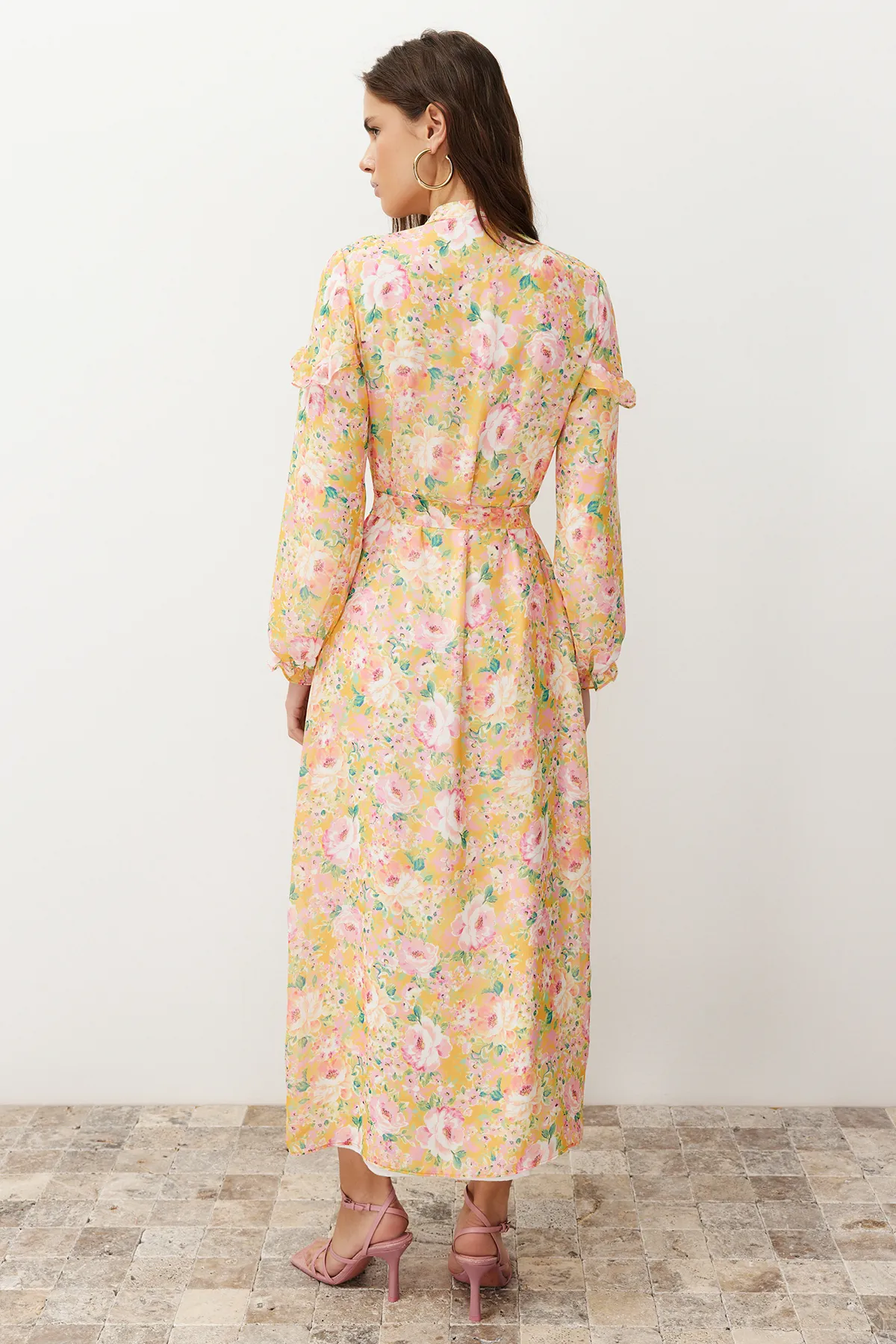 Trendyol Modest  Orangefarbenes, gefüttertes Kleid aus gewebtem Chiffon mit Blumenmuster und Rüschendetail TCTSS24EB00003