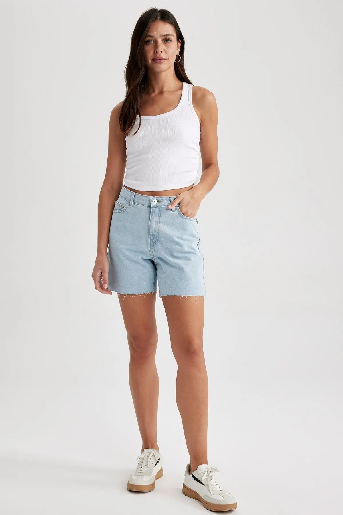 DeFacto  Boyfriend Jeans-Shorts mit normaler Taille und Cut-Toe-Details A2691ax23sm