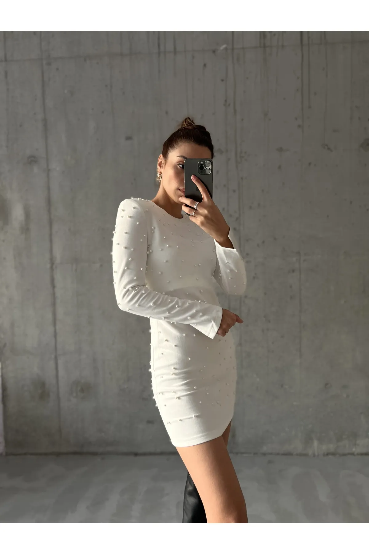 Laluvia  Weißes wattiertes Perlen-Wildlederkleid