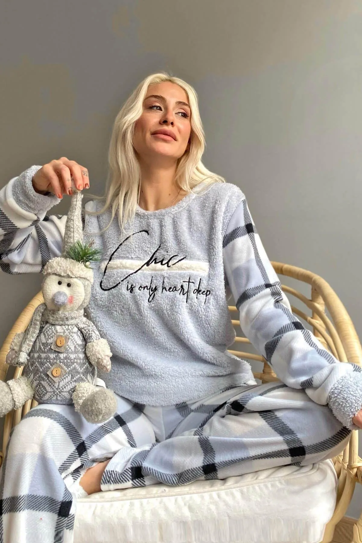Pijamaevi  Blaues, tief schick gemustertes Plüsch-Pyjama-Set für Damen